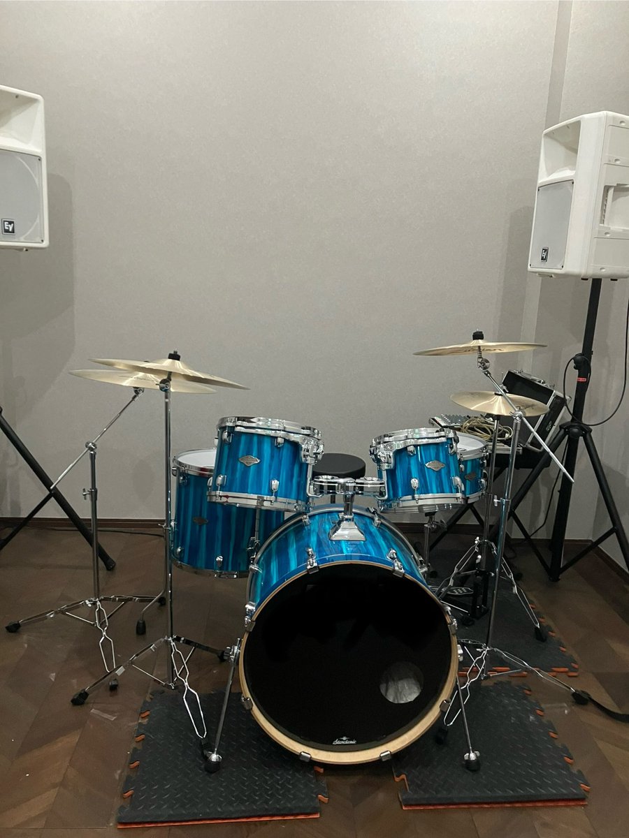 KenKen331's tweet photo. 昨日は新しいスタジオに行ってきました。天井が高いのでアンビが最高ですごくラウドな部屋です。ドラムの個人練習にはとても良いです🎵 ミキサーの近くに壁コンもあって使いやすい。ちゃんとフルオープンになったらあらためて宣伝しますね♪
#Fsound #CBR https://t.co/15I6W5FCj3