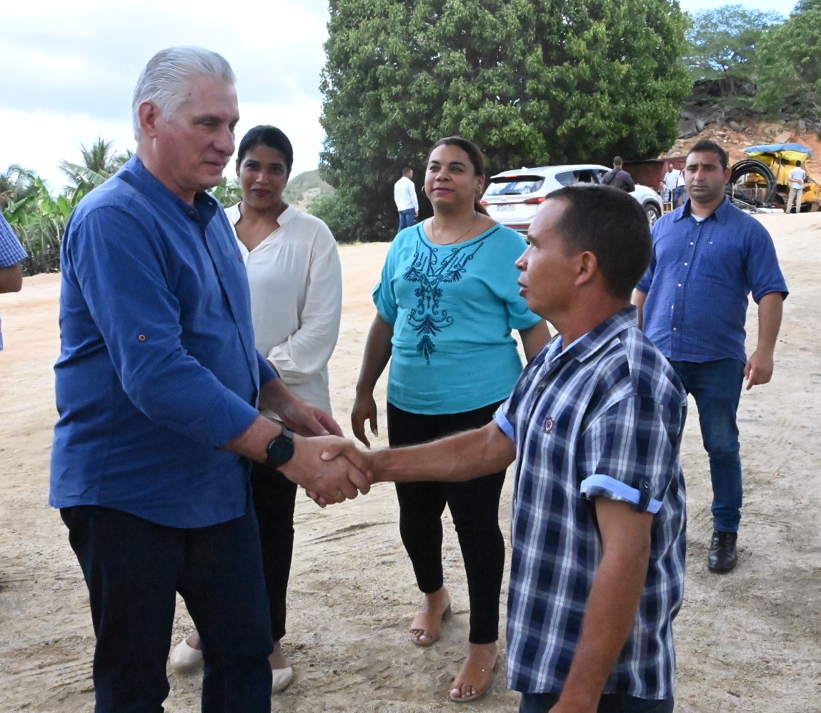 🇨🇺 Desde Guantánamo a Santiago de Cuba. En la tarde de este lunes llegó el Presidente <a href="/DiazCanelB/">Miguel Díaz-Canel Bermúdez</a> al territorio santiaguero.

En el poblado de Siboney, en la Ciudad Héroe, el mandatario visitó la finca "La Victoria", de la Cooperativa de Créditos y Servicios "Julio Trigo López".