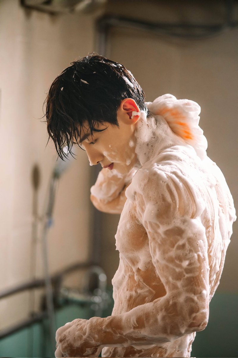 BaiJingTingPics's tweet photo. No t-shirt is better https://t.co/PtLpEa5Eoq