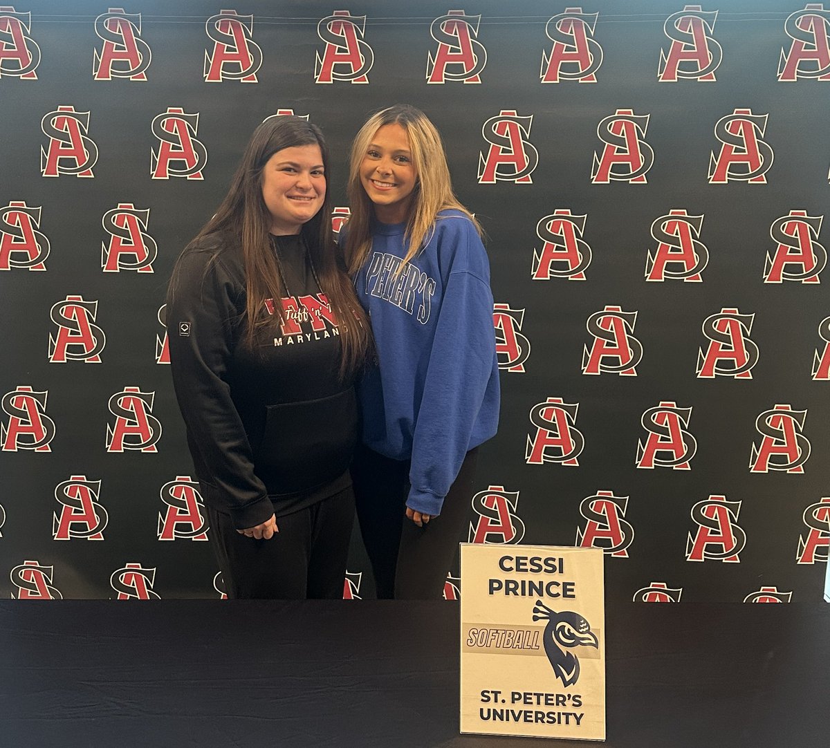 Signing Day!! So proud to have made it to this day. There was a time when I wasn’t sure if I would get here. But with the support of my family and my TNT family, we reached the goal! Thank you! <a href="/evvieb16/">Evvie Buehlman-Bolander</a> @TNTMarylandGold <a href="/alyssa_ruizz/">Alyssa Ruiz</a> <a href="/PeacockSoftball/">Saint Peter's Softball</a>