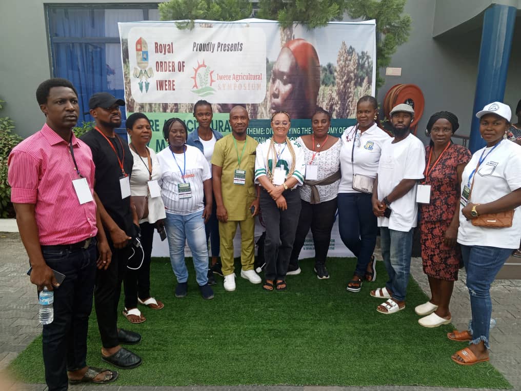 Spicyteejay's tweet photo. As the Founder of Bluemade Nigeria, the media partner and organizer of the Iwere Agricultural Symposium. We are proud to see that it was a huge success! Agriculture's transformative potential was explored with thought leaders.#Agriculture #Sustainability #IwereNation #Innovation https://t.co/cZ3F6YWG6Z