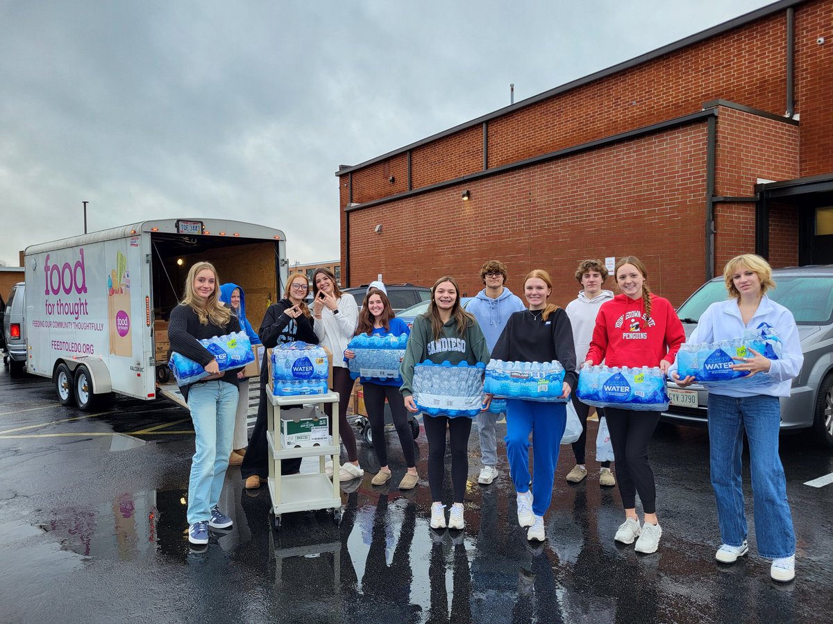 AWHSDECA's tweet photo. Even a little rain couldn't stop the DECA team from loading the "Food For Thought" trailer with the "DECA The Halls" donations today! 🌂🌧 https://t.co/l6HmvS2iXM