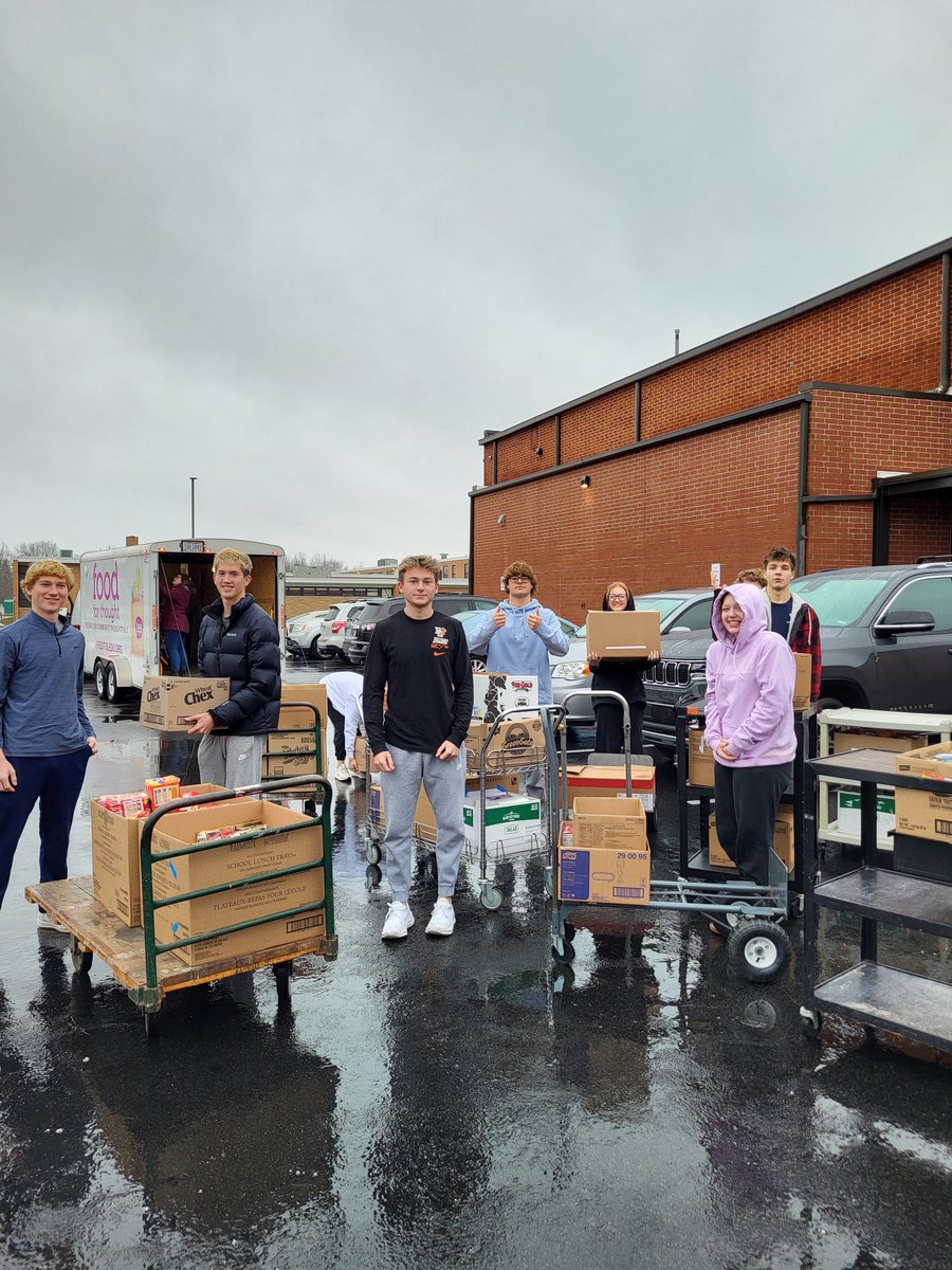 AWHSDECA's tweet photo. Even a little rain couldn't stop the DECA team from loading the "Food For Thought" trailer with the "DECA The Halls" donations today! 🌂🌧 https://t.co/l6HmvS2iXM