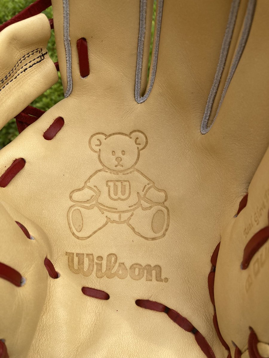 atsumu_nakata's tweet photo. #WILSONBEAR 刻印
WilsonJapanオリジナルキャラクターでカスタムオーダーはもちろん、海外の方からも人気です。硬派なあなたもぜひ。
#安定した捕球から素早い送球へ
#守備率10割に近づくグラブ
#wilson
#ウイルソン
#ウィルソン https://t.co/LAO21I4S3W