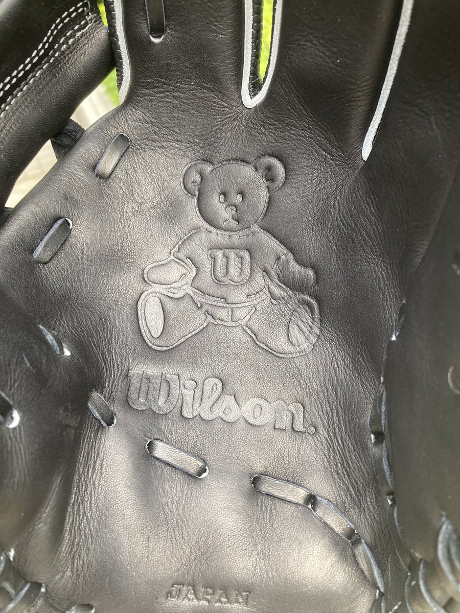 atsumu_nakata's tweet photo. #WILSONBEAR 刻印
WilsonJapanオリジナルキャラクターでカスタムオーダーはもちろん、海外の方からも人気です。硬派なあなたもぜひ。
#安定した捕球から素早い送球へ
#守備率10割に近づくグラブ
#wilson
#ウイルソン
#ウィルソン https://t.co/LAO21I4S3W