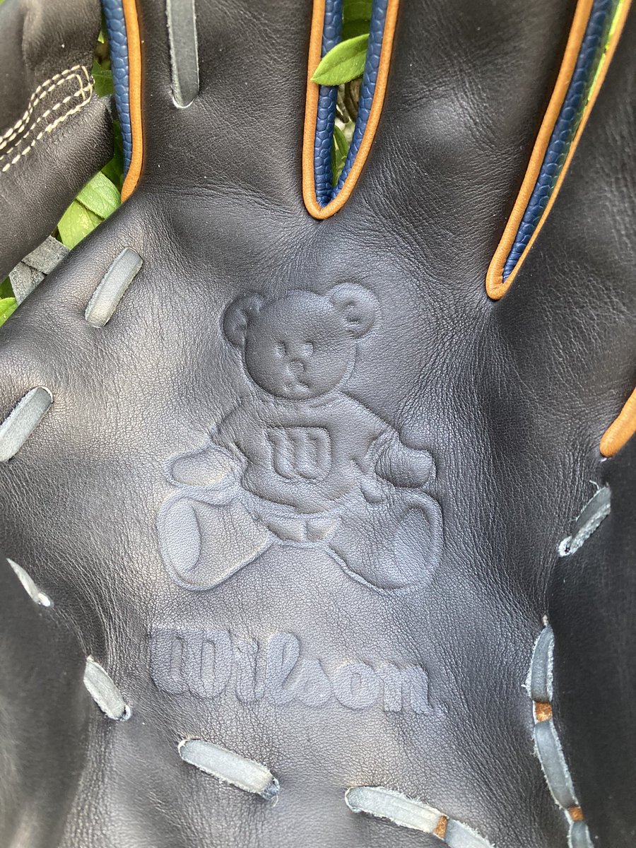 atsumu_nakata's tweet photo. #WILSONBEAR 刻印
WilsonJapanオリジナルキャラクターでカスタムオーダーはもちろん、海外の方からも人気です。硬派なあなたもぜひ。
#安定した捕球から素早い送球へ
#守備率10割に近づくグラブ
#wilson
#ウイルソン
#ウィルソン https://t.co/LAO21I4S3W