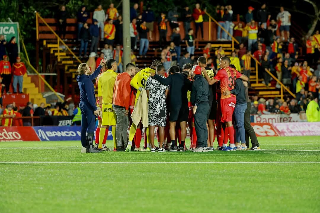 Gran trabajo de todo el equipo ayer en casa 👏🏻❤️💛 ¡Vamos fuertes! 

#JJ94