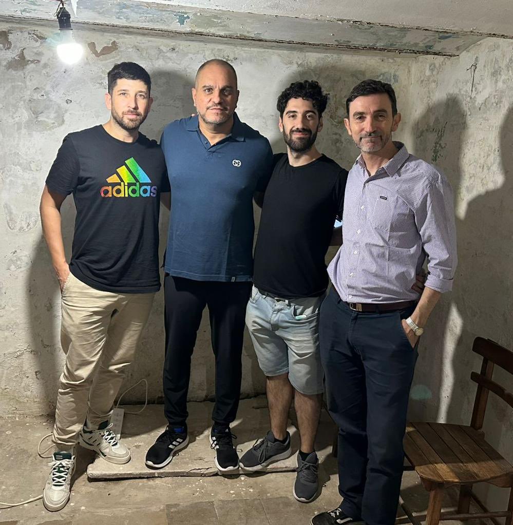 Leocositorto1's tweet photo. Vinieron 3 conocidos y excelentes personas  periodistas a la prisión de Goya dónde me siento más libre que nunca ....  Mañana estaré en Vale todo Streaming y radio Argentina cómo cada martes todo por la noche 19 a 20 hs aprox , Viva la Libertad y justicia también .......chau a la corrupción en el 2025 nos vemos !