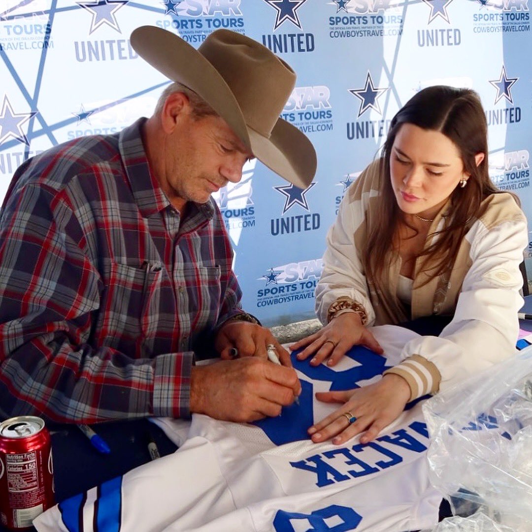 StarSportsTours's tweet photo. Always a pleasure with JAY NOVACEK 🙌🤩
#CINvsDAL
#DallasCowboys #OnlyWithSST #CowboysTravel #CowboysNation #WeDemBoyz #meetandgreet #MNF#pregame #tailgate #gameday #legends https://t.co/f6uAmRyqE3