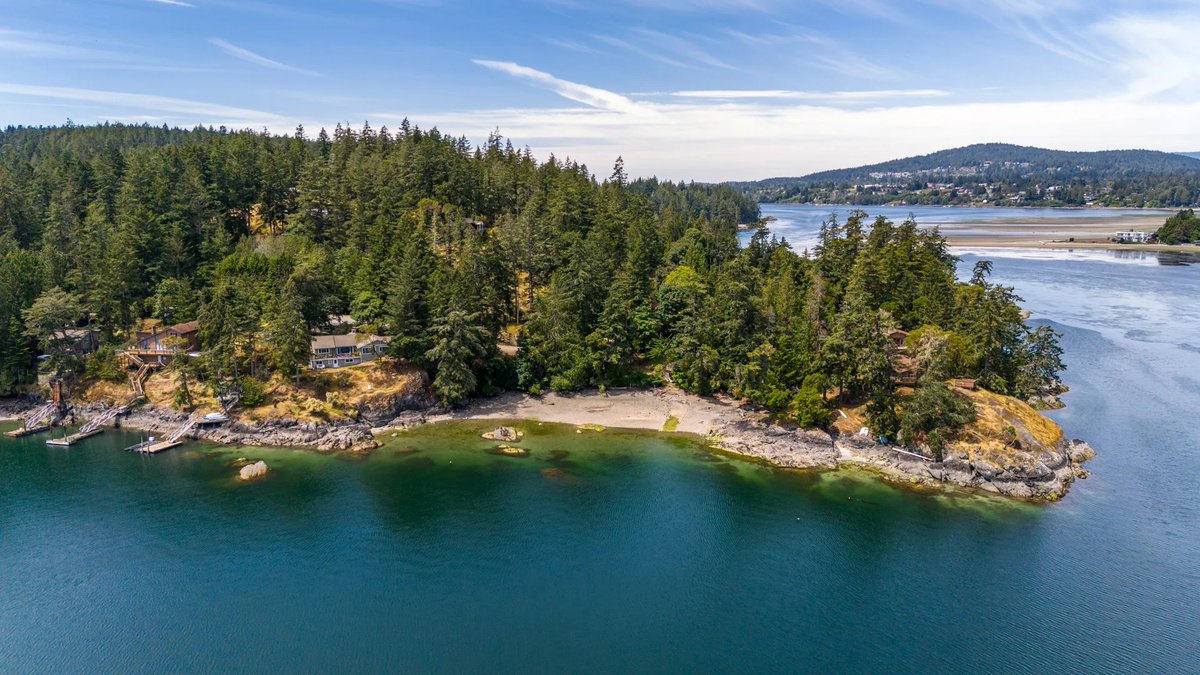Sooke, BC, Canada - $950,000 CAD LUXRE.com/3906909