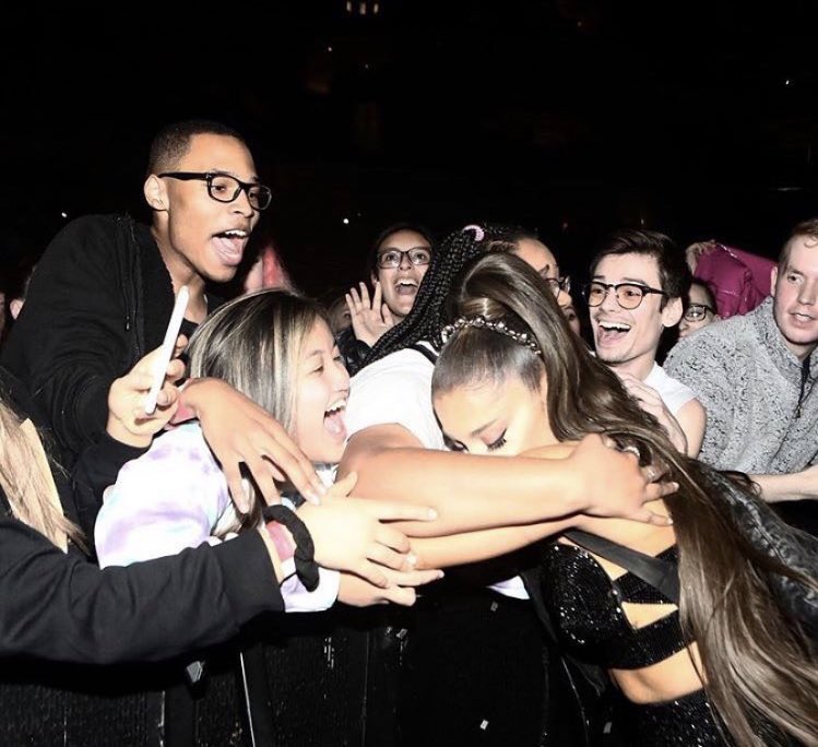 arianagrandebr's tweet photo. Ariana Grande se declara para os fãs e afirma: "Eu só quero deixá-los orgulhosos."

"Meus fãs cresceram comigo através de tantas fases e eras diferentes da minha música e da minha vida, e a forma como eles abraçaram a Glinda e Wicked e estiveram aqui para me apoiar... Eu não estava nas redes sociais durante o processo de filmagem, então não estava tão conectada como normalmente consigo estar com eles, porque eu queria me entregar completamente a essa experiência e não ficar tanto no celular. Eles chamaram de 'Idade das Trevas', só porque eles sentiam minha falta. É algo bonito estar desse outro lado disso e ver que eles reconheceram o trabalho que eu estava fazendo e cresceram junto comigo. Cresci com eles durante toda a minha carreira e minha vida adulta, e temos crescido lado a lado. Eles abraçaram esse novo capítulo de uma maneira pela qual sou profundamente grata. Eu só quero deixá-los orgulhosos, de verdade. É lindo. Sou muito grata." 🤍