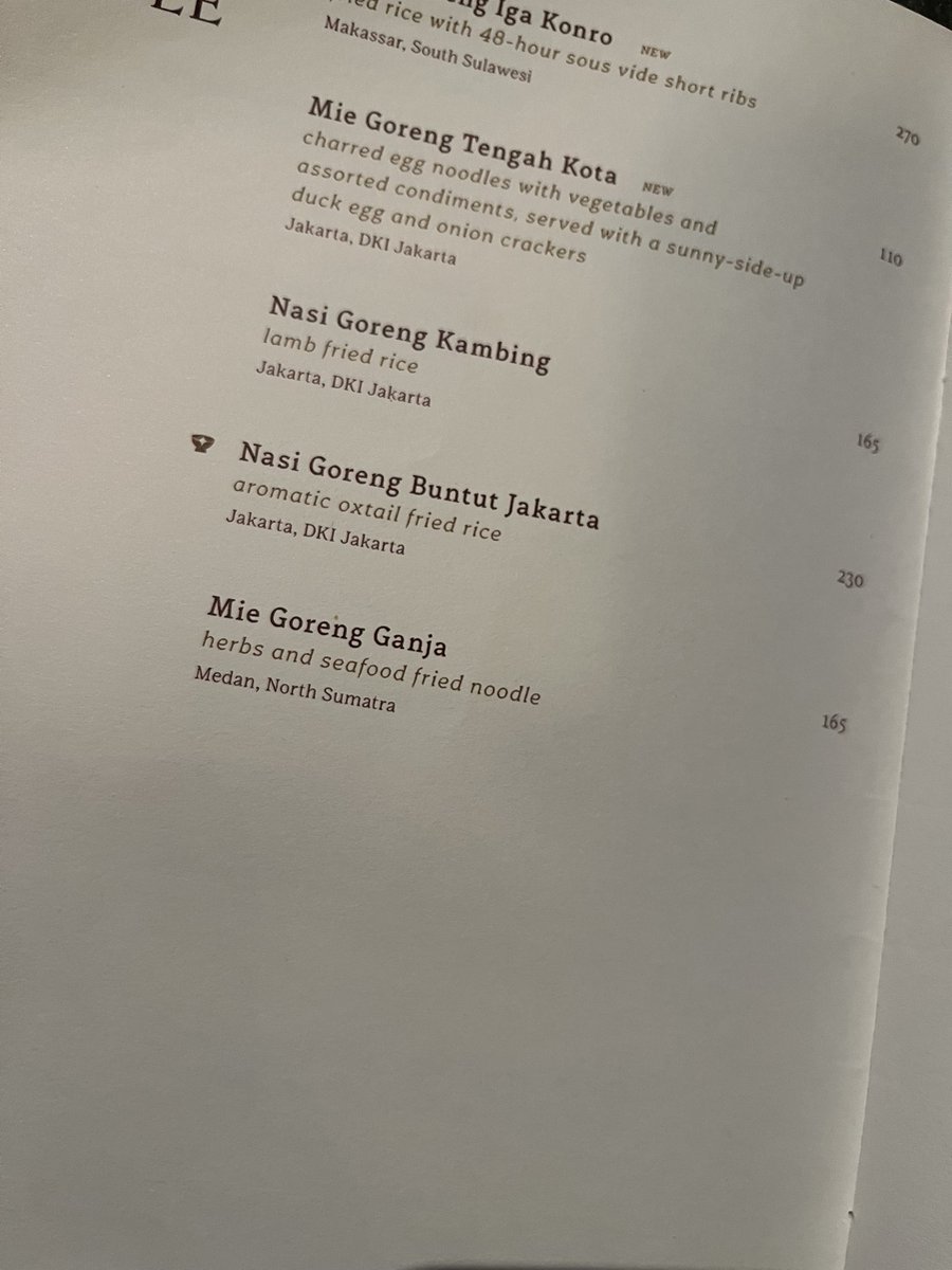 Restoran Indonesia paling bener emang ambiencenya redup-redup pesugihan gini