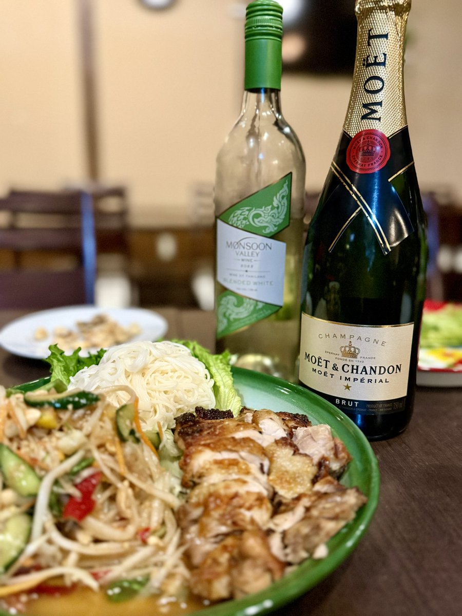 duangjan999's tweet photo. ドゥワンチャンでは各種パーティや忘年会新年会のご予約承っております🎉
昼間も大歓迎🍺飲み放題プランも！
年内は31日ランチまで年始は2日より営業致します🈺
オードブルも年中受付中！31日15：30〜17:00渡しです。
年内真空パック5つご購入の方に１パックプレゼントします‼️

#糸島#福岡#糸島グルメ https://t.co/lwRvK5ieS9
