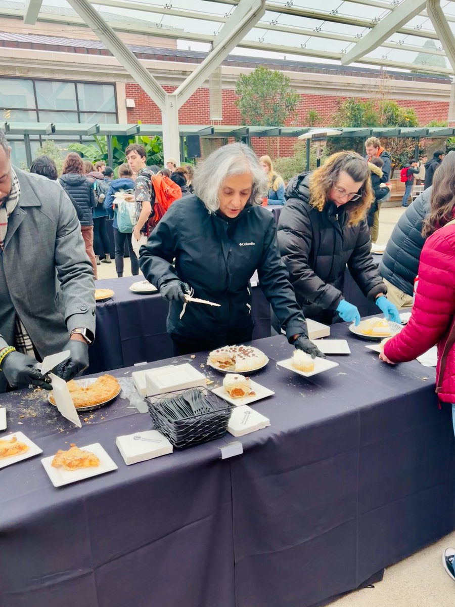 OregonStatePres's tweet image. My favorite course during finals week? Dessert. That’s why we shared pie with students today. Study hard this week, Beavers. We’re almost there. #OregonState #GoBeavs
