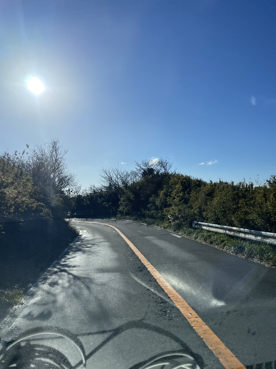JuichiWakisaka's tweet photo. 箱根 十国峠に向かう峠道。外気温4度。日向は問題ないですが、日陰は道が凍結。スリップして正面衝突事故多発。

予防するには、
●気温みて凍結を予想
●日向と日陰で状況が変わることを知る
●路面が光れば凍結の恐れあり
●余裕を持って運転
●対向車がスリップしてきた際の対処を事前に考えておく https://t.co/UoXqE8Q3YA