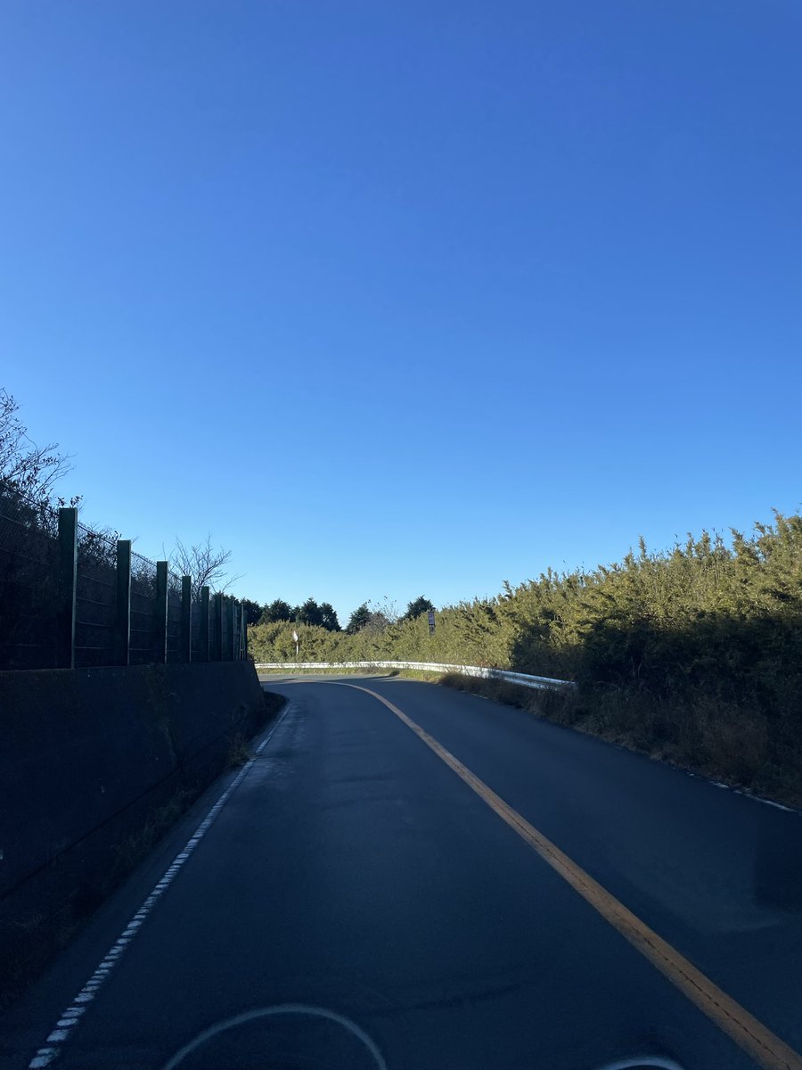 JuichiWakisaka's tweet photo. 箱根 十国峠に向かう峠道。外気温4度。日向は問題ないですが、日陰は道が凍結。スリップして正面衝突事故多発。

予防するには、
●気温みて凍結を予想
●日向と日陰で状況が変わることを知る
●路面が光れば凍結の恐れあり
●余裕を持って運転
●対向車がスリップしてきた際の対処を事前に考えておく https://t.co/UoXqE8Q3YA