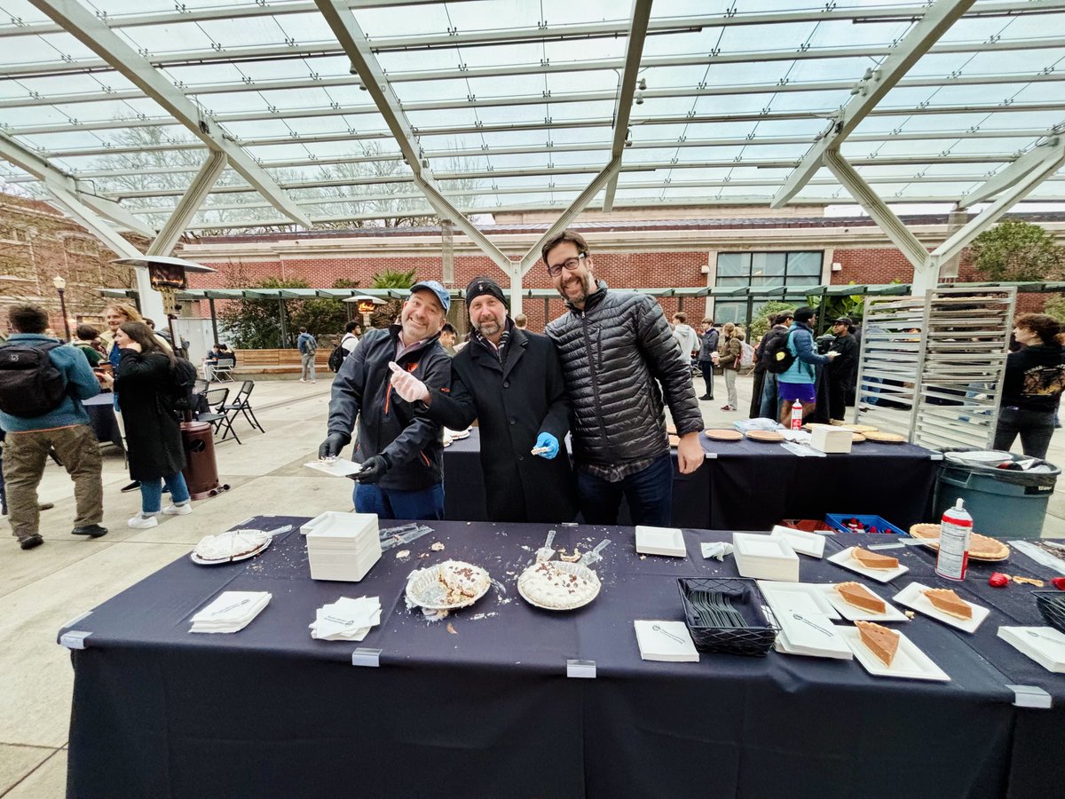 OregonStatePres's tweet image. My favorite course during finals week? Dessert. That’s why we shared pie with students today. Study hard this week, Beavers. We’re almost there. #OregonState #GoBeavs