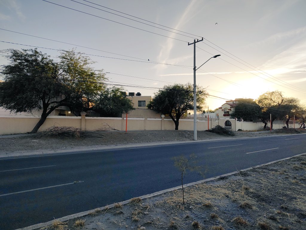 DeResidencial's tweet photo. Buenas tardes @servpublicoshmo, sobre la banqueta contigua al Blvd. Paseo Río Sonora, e/ Villa Bonita y Montecarlo, hay 3 bultos que Parques y Jardines dejó tempormente por el corte de árboles de esa zona.

Pedimos pasen pronto pues ya la gente comenzó a dejar basura en el lugar. https://t.co/Bcp552eS7f