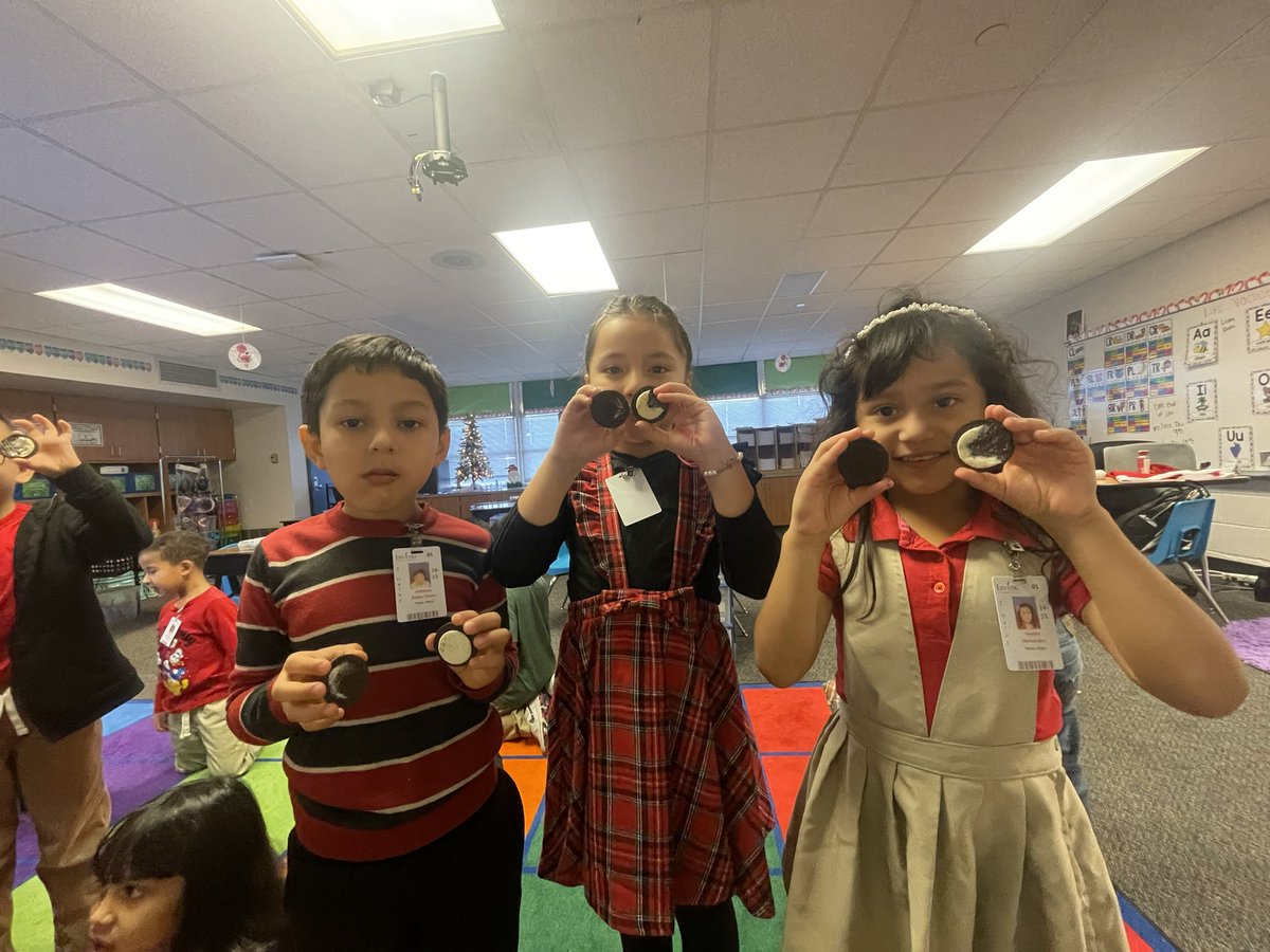 MsYanez8's tweet photo. My students loved working on the phases of the moon with Oreos and putting the planets in order. We love finalizing activities. Knowledge 5 was their favorite so far! 🪐🌎🌘 https://t.co/x2hlQMRitA