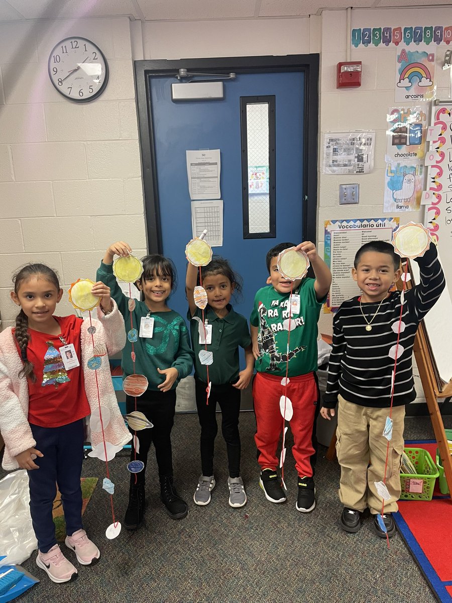 MsYanez8's tweet photo. My students loved working on the phases of the moon with Oreos and putting the planets in order. We love finalizing activities. Knowledge 5 was their favorite so far! 🪐🌎🌘 https://t.co/x2hlQMRitA