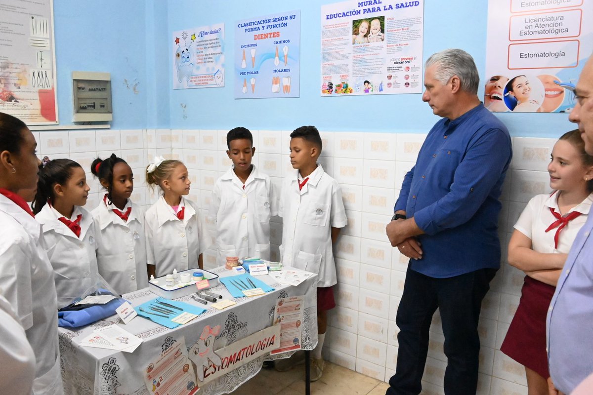 <a href="/DrRobertoMOjeda/">Dr. Roberto Morales Ojeda</a> <a href="/DiazCanelB/">Miguel Díaz-Canel Bermúdez</a> 🚶‍♂️Recorrió algunas de las salas de la institución, donde funcionan 37 círculos de interés de diferentes especialidades.

"Esta es una idea que no se puede perder nunca", subrayó el Jefe de Estado, al intercambiar con alumnos y profesores.