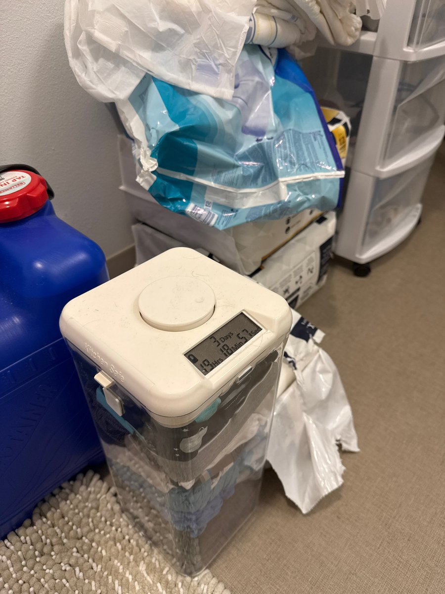 elementdl's tweet photo. almost four whole days with no access to underwear at all 😬

sometimes i get tempted to spin the dial to the point where i’d have no choice but to wear to work too 🫣 https://t.co/qdJ9DepQZR