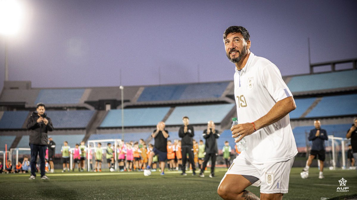 Muchas gracias <a href="/AUFimpulsa/">AUF Impulsa</a> tremenda noche. Gracias por hacerme partícipe de de este hermoso evento y por dejarme compartir con todos los chicos un momento tan especial como es el cierre de año. Un especial agradecimiento a <a href="/SantiagoLacava1/">Santi Lacava</a> y <a href="/GustavoBanales/">Gustavo Bañales</a> por la invitación