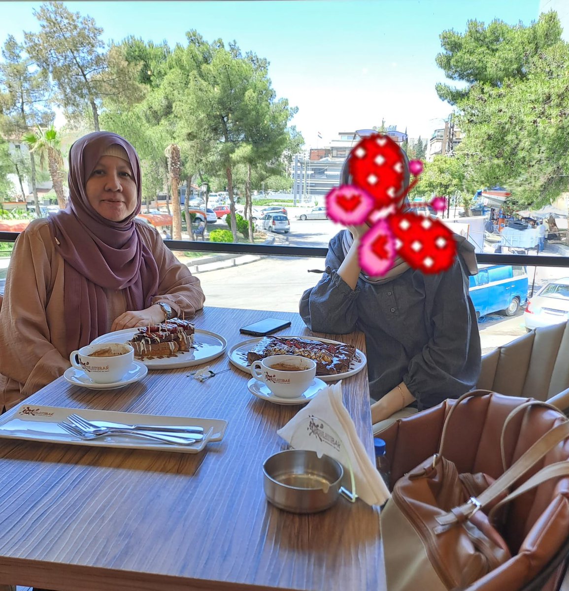 Foto: kenangan hari terakhir di Damaskus
----
Ini bukan tentang Assad. Tapi tentang sebuah negara yang dicabik-cabik geng-geng tentara bayaran "jihad" yang didukung Turki, Teluk, AS, dan Israel. Geng2 ini diprovokasi oleh kebencian mereka terhadap agama &amp; mazhab minoritas, tanpa