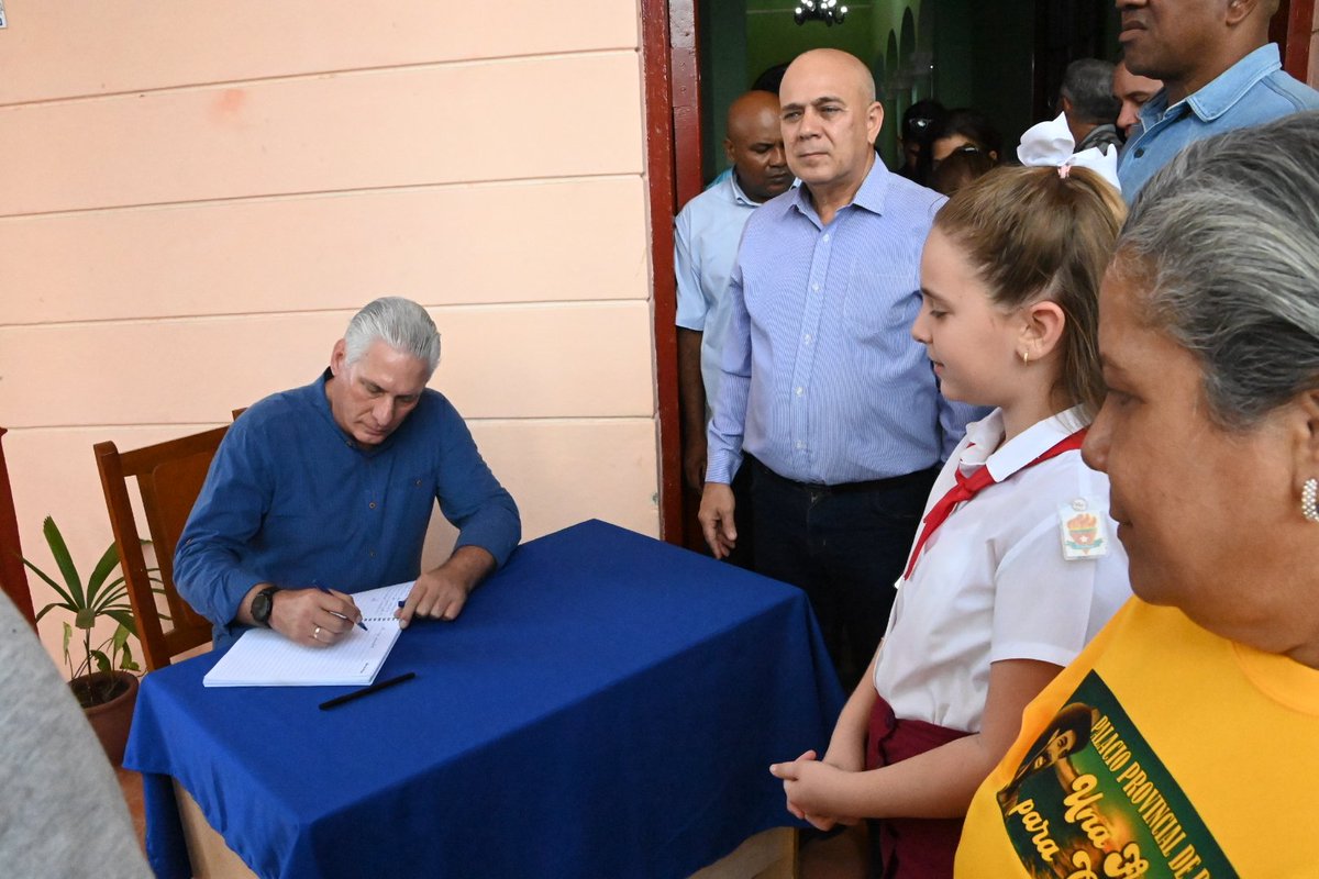 <a href="/DrRobertoMOjeda/">Dr. Roberto Morales Ojeda</a> <a href="/DiazCanelB/">Miguel Díaz-Canel Bermúdez</a> ✍️ Al finalizar el recorrido y firmar el Libro de Honor, <a href="/DiazCanelB/">Miguel Díaz-Canel Bermúdez</a> expresó su admiración, "al apreciar que aquí se defiende el pensamiento fundacional de Fidel, de lo que debe ser un centro como este".