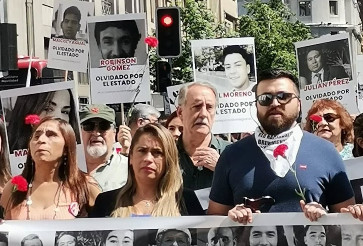 artes_oficial's tweet photo. Entrega simbólica, en La Moneda, del proyecto de ley "Reparación Integral para las víctimas de violaciones a los Derechos Humanos durante la Revuelta Popular", proyecto que se presentará al #senado posteriormente.
#campillai #ddhh #artes2025 #chile #confusam https://t.co/Q7E8fCLE1s