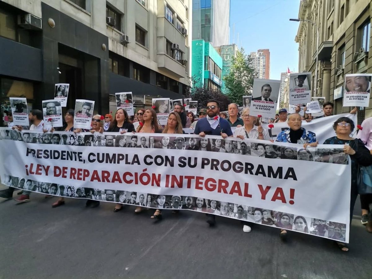 artes_oficial's tweet photo. Entrega simbólica, en La Moneda, del proyecto de ley "Reparación Integral para las víctimas de violaciones a los Derechos Humanos durante la Revuelta Popular", proyecto que se presentará al #senado posteriormente.
#campillai #ddhh #artes2025 #chile #confusam https://t.co/Q7E8fCLE1s
