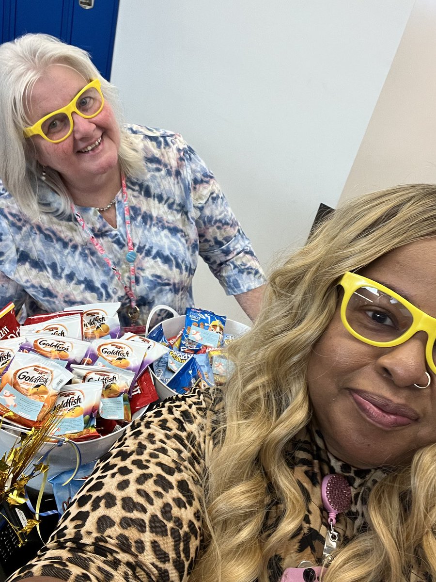 ⁦<a href="/CulbrethCougars/">Culbreth Middle School</a>⁩ The AP Squad is spreading joy and sunshine on a rainy day!  We love letting our staff know they are simply the best! #cougarprideunified