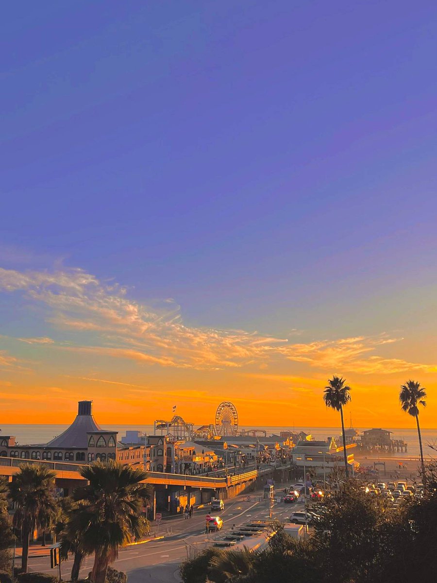 BoydPri30901419's tweet photo. The most beautiful sunset in Santa Monica https://t.co/cWmrY0bJnY