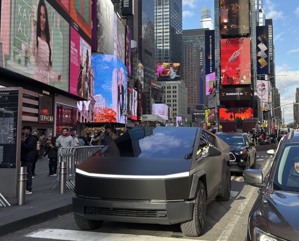 BLKMDL3's tweet image. Just got back from an 8,100 mile, 25 state Cross Country road trip with my @Cybertruck- here is my review + thoughts.
First off, FSD was mindblowing on these long highway drives. I made it from LA to NYC with 1,000 miles between disengagements. It’s wild how great it’s gotten…