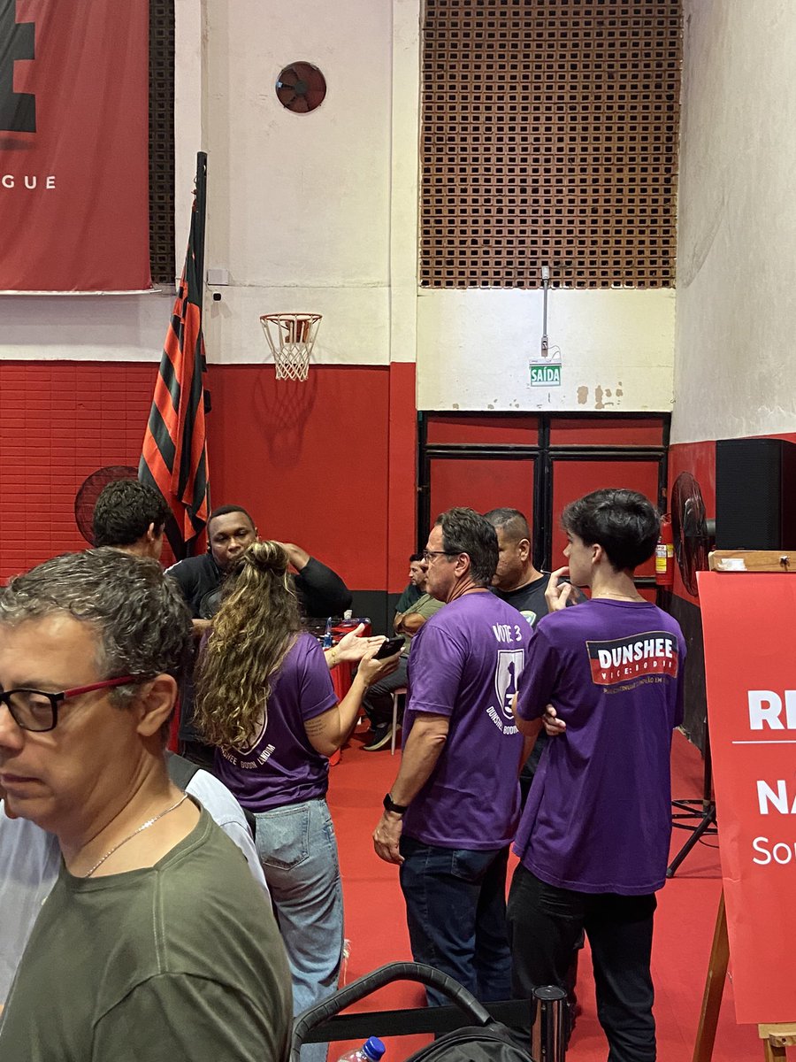 futebol_info's tweet photo. Rodrigo Dunshee vai deixando o estádio do Flamengo antes do fim da apuração dos votos da eleição presidencial. Rodolfo Landim nem marcou presença.

🗞 | 📸 @diogodantas https://t.co/kbkxnWVw19