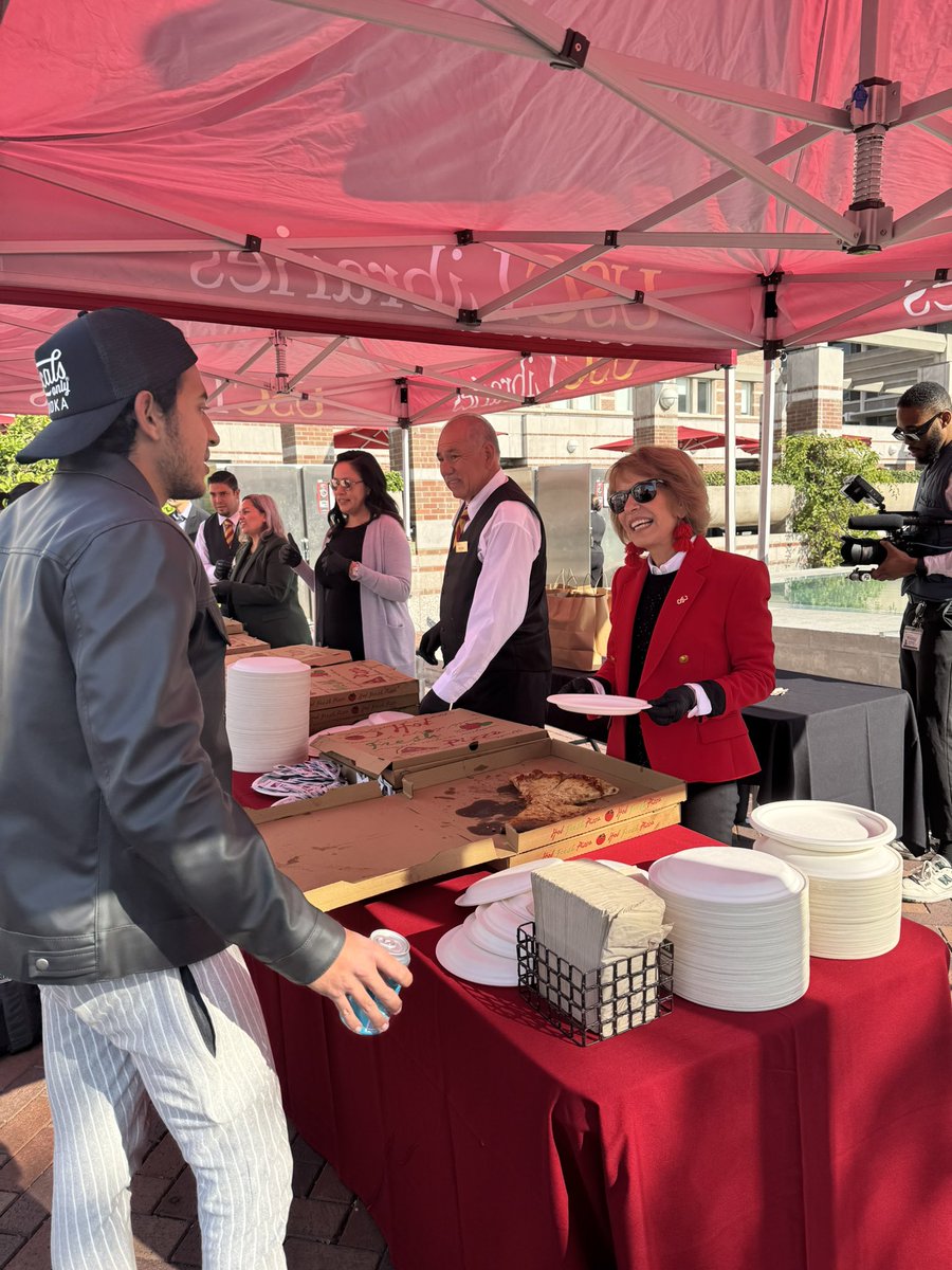 CarolLFolt's tweet photo. Great seeing everyone today outside Leavey Library! From Computer Sciences, to The Business of Cinematic Arts - our Trojans are studying hard! Keep up the good work and #StudyOn! https://t.co/2rMbAOx6sZ