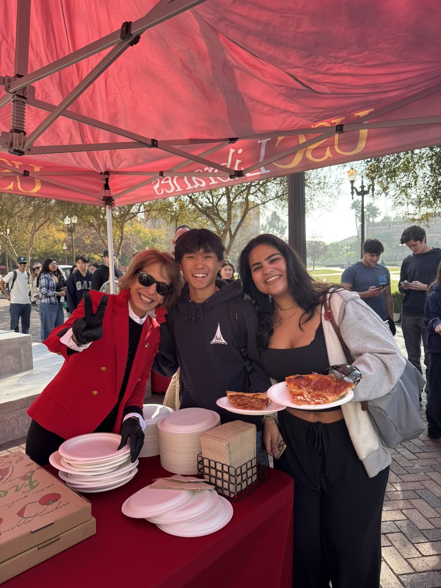 CarolLFolt's tweet photo. Great seeing everyone today outside Leavey Library! From Computer Sciences, to The Business of Cinematic Arts - our Trojans are studying hard! Keep up the good work and #StudyOn! https://t.co/2rMbAOx6sZ
