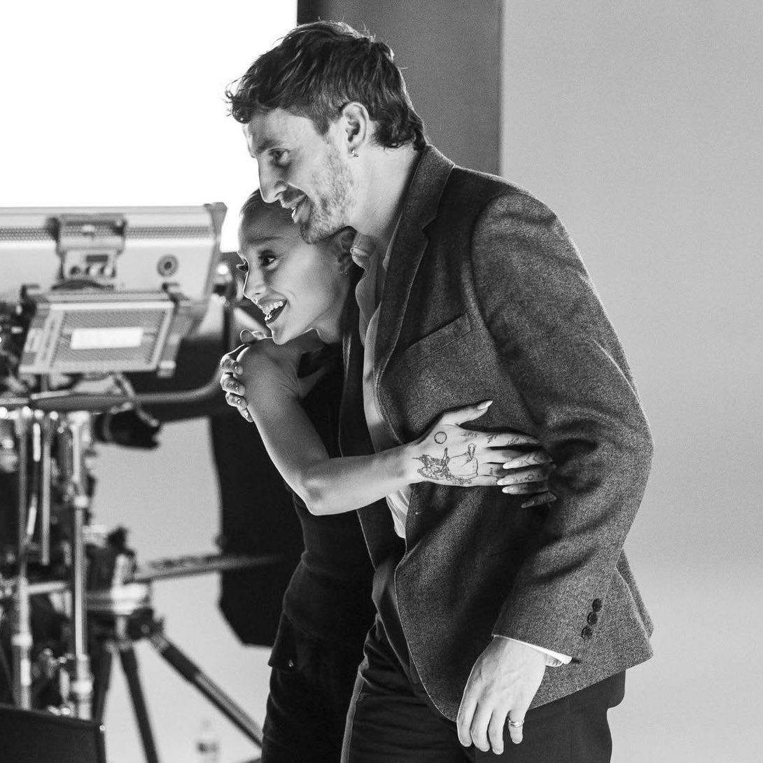 jjkklsd's tweet photo. GLICKED! Novas fotos de Ariana Grande-Butera e Paul Mescal. https://t.co/Cy6HJwXtsQ