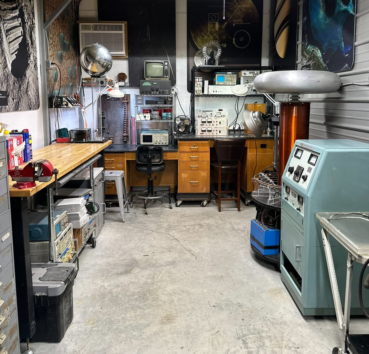 PickensTim's tweet image. I have some new super capacitors.. 
time to play with super conductors and Podkletnov related experiments.