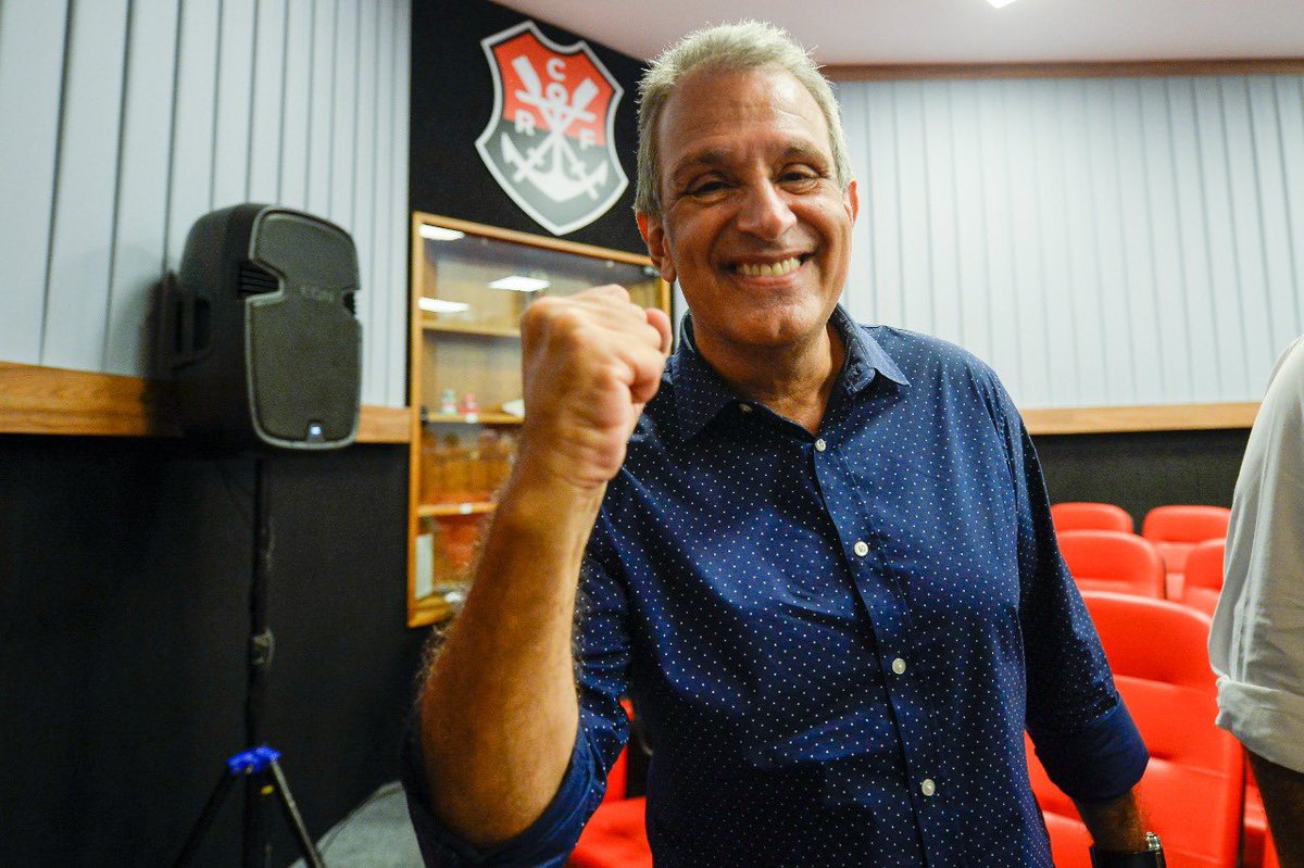 Luiz Eduardo Baptista(BAP) é oficialmente o novo presidente do Flamengo, vencendo Rodrigo Dunshee e Maurício Gomes de Mattos. 

Que seu mandato seja de grandes realizações, com gestão eficiente e conquistas que continuem engrandecendo a história do clube.

📸 Marcelo Cortes / CRF