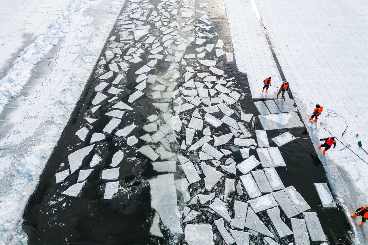 FlyOverChina's tweet photo. 📷📷📷📷📷As the #ice collection season starts, ice cubes are being cut out and elevated from the frozen #Songhua River in Harbin, capital of #Heilongjiang Province for scenery building at tourist attractions cross the city. #flyoverchina https://t.co/pOzVFxbZ2l