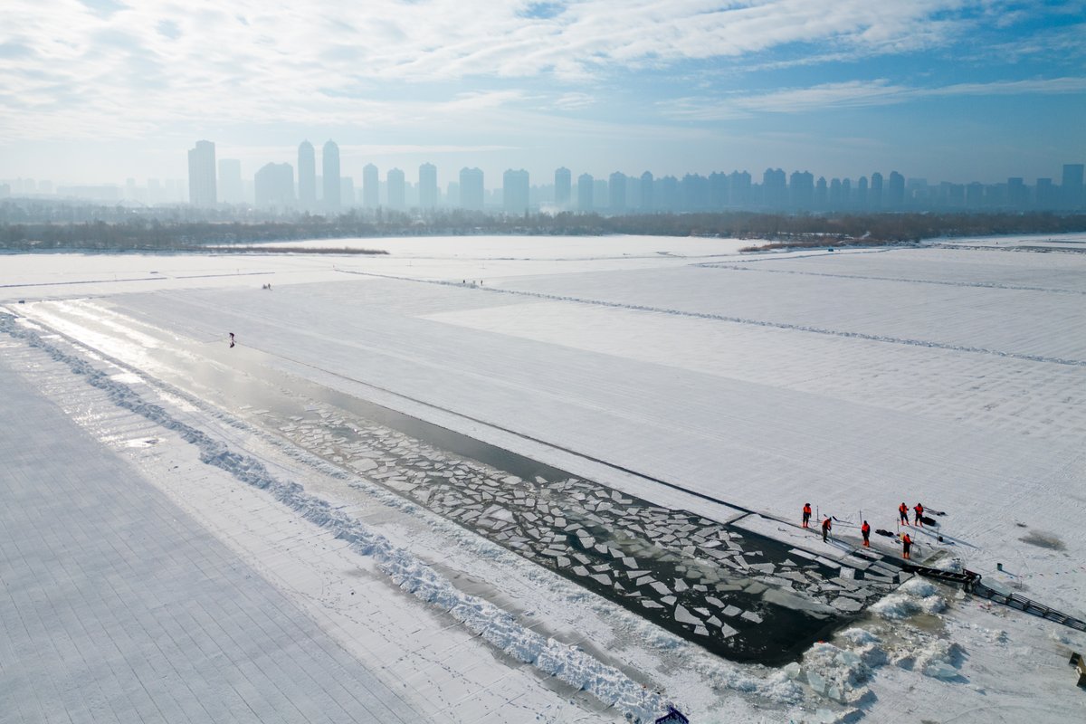 FlyOverChina's tweet photo. 📷📷📷📷📷As the #ice collection season starts, ice cubes are being cut out and elevated from the frozen #Songhua River in Harbin, capital of #Heilongjiang Province for scenery building at tourist attractions cross the city. #flyoverchina https://t.co/pOzVFxbZ2l
