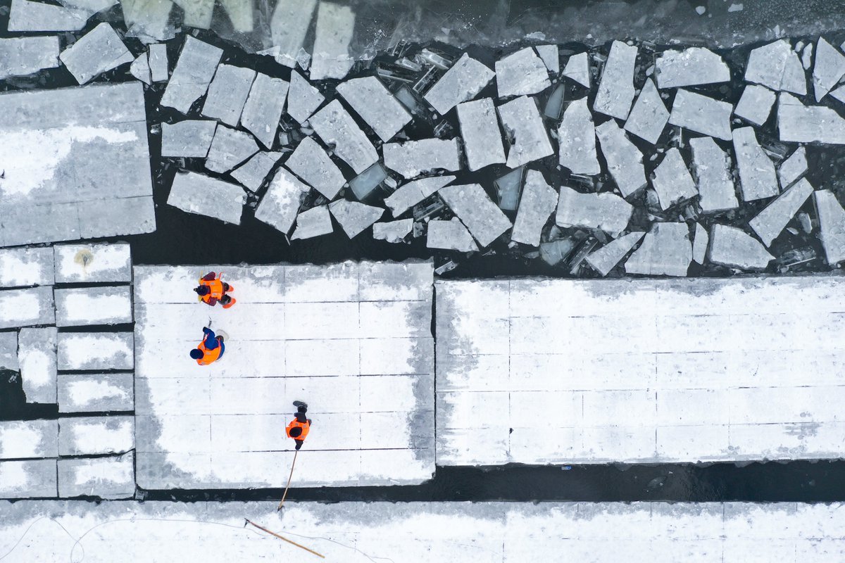 FlyOverChina's tweet photo. 📷📷📷📷📷As the #ice collection season starts, ice cubes are being cut out and elevated from the frozen #Songhua River in Harbin, capital of #Heilongjiang Province for scenery building at tourist attractions cross the city. #flyoverchina https://t.co/pOzVFxbZ2l