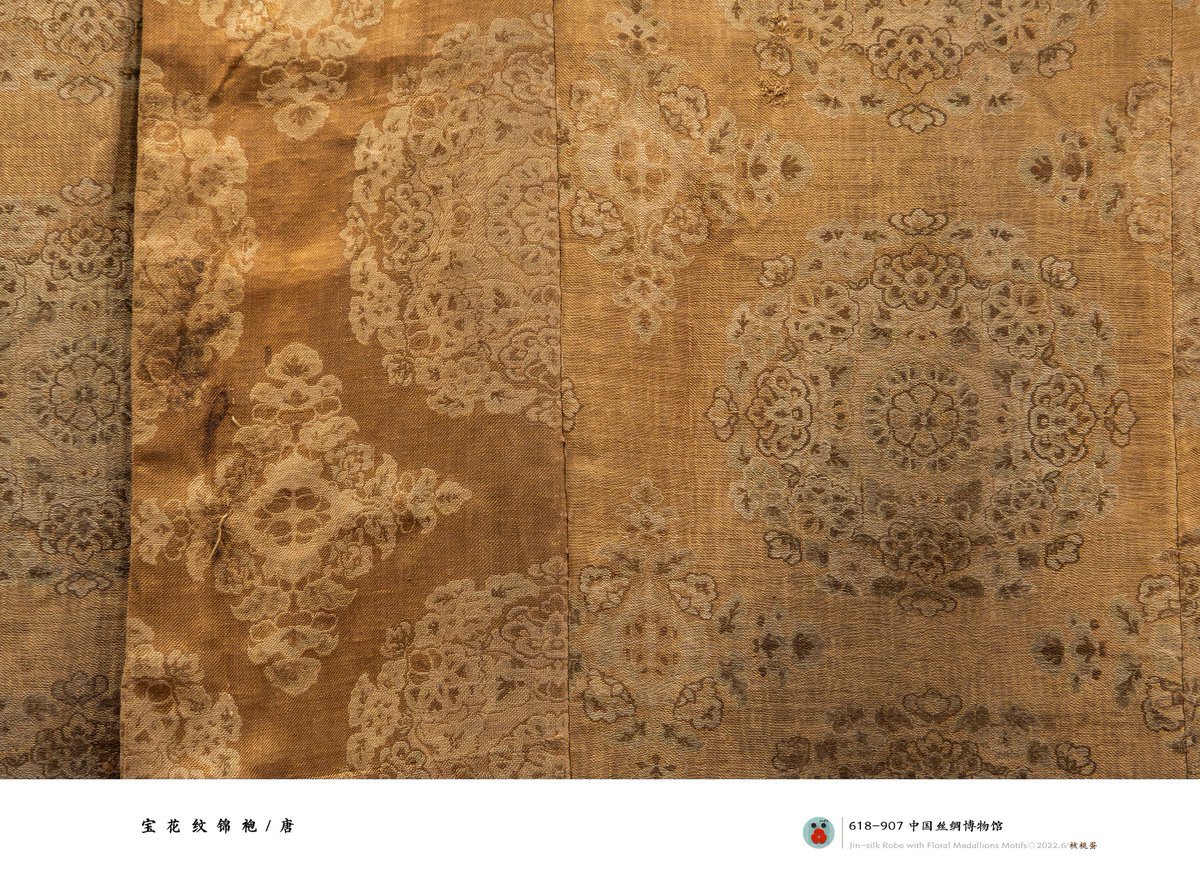 kingkyyyy's tweet photo. 宝花纹锦袍 唐 中国丝绸博物馆藏
Jin-silk Robe with Florals Medallions Motifs/8th Century/China National Silk Museum
黄地团窠宝花纹锦 翻领右衽 主体饰大窠双层宝花 https://t.co/8nAezTV24O