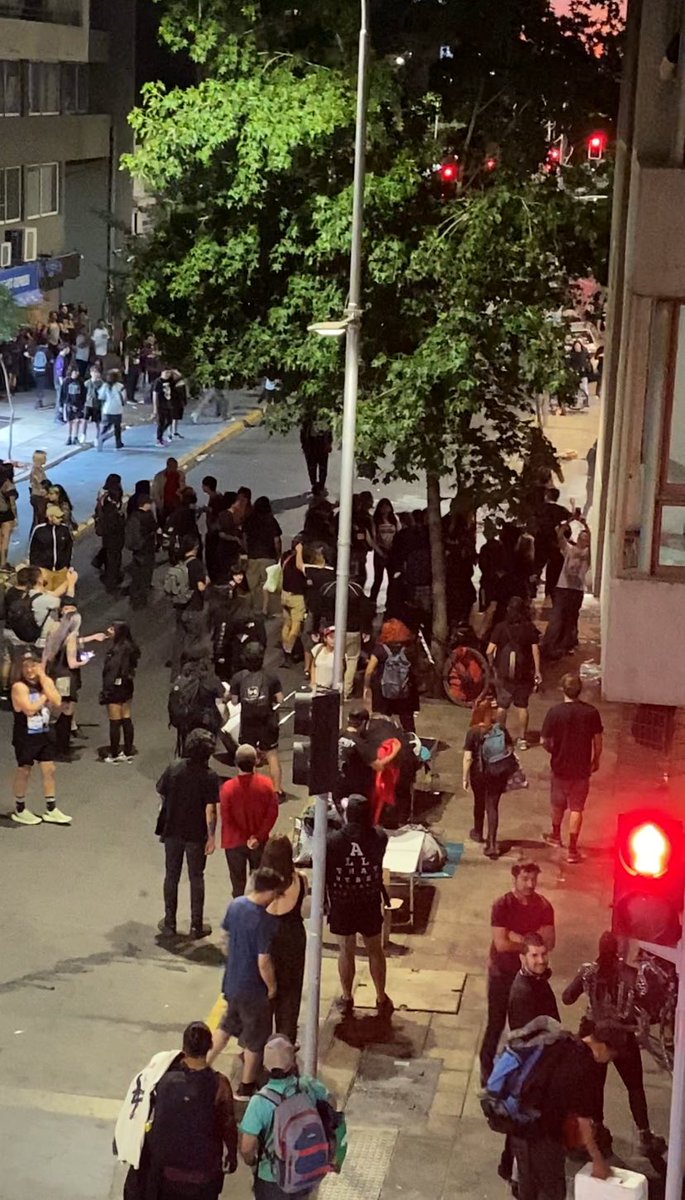 cata_allende's tweet photo. Hace más de una hora que hay disturbios afuera del teatro teletón. Dónde está la seguridad que prometió @desbordes? https://t.co/VaxatoVFEW