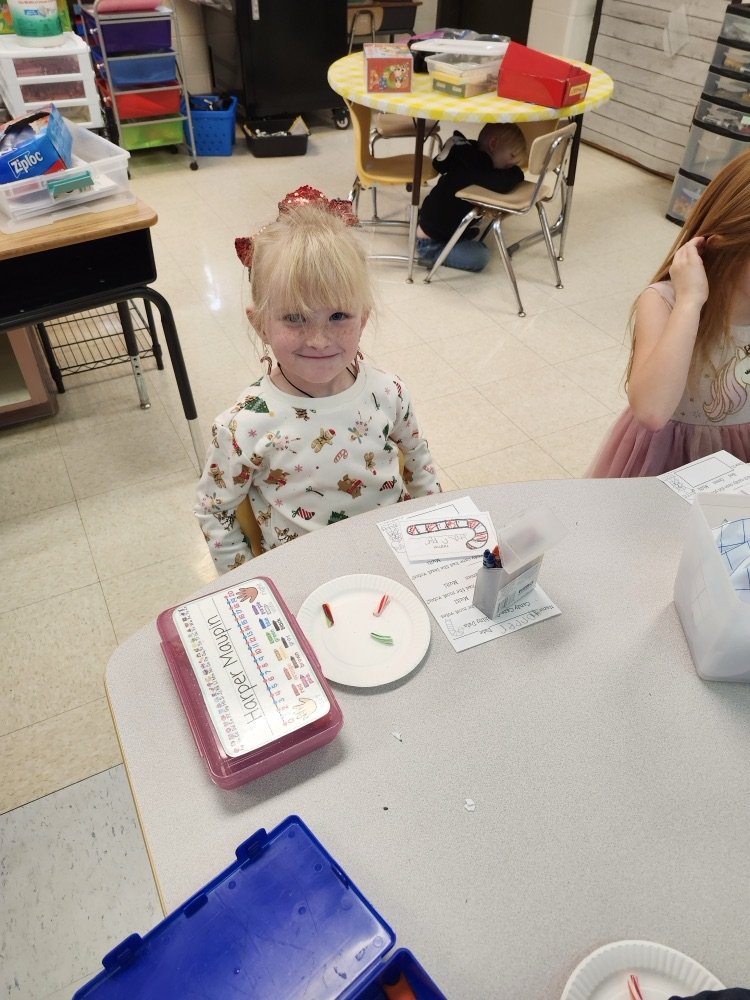 SEELilHawks's tweet image. Mrs. Trinkala&apos;s class had a sweet time celebrating Candy Cane Day! They enjoyed taste-testing candy canes and then worked together to create a graph of their favorite flavors. What a fun way to learn and celebrate the season! 🎄🍬 #CandyCaneDay #LearningIsSweet #KindergartenFun