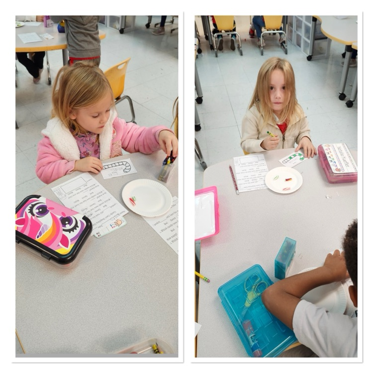 SEELilHawks's tweet image. Mrs. Trinkala&apos;s class had a sweet time celebrating Candy Cane Day! They enjoyed taste-testing candy canes and then worked together to create a graph of their favorite flavors. What a fun way to learn and celebrate the season! 🎄🍬 #CandyCaneDay #LearningIsSweet #KindergartenFun