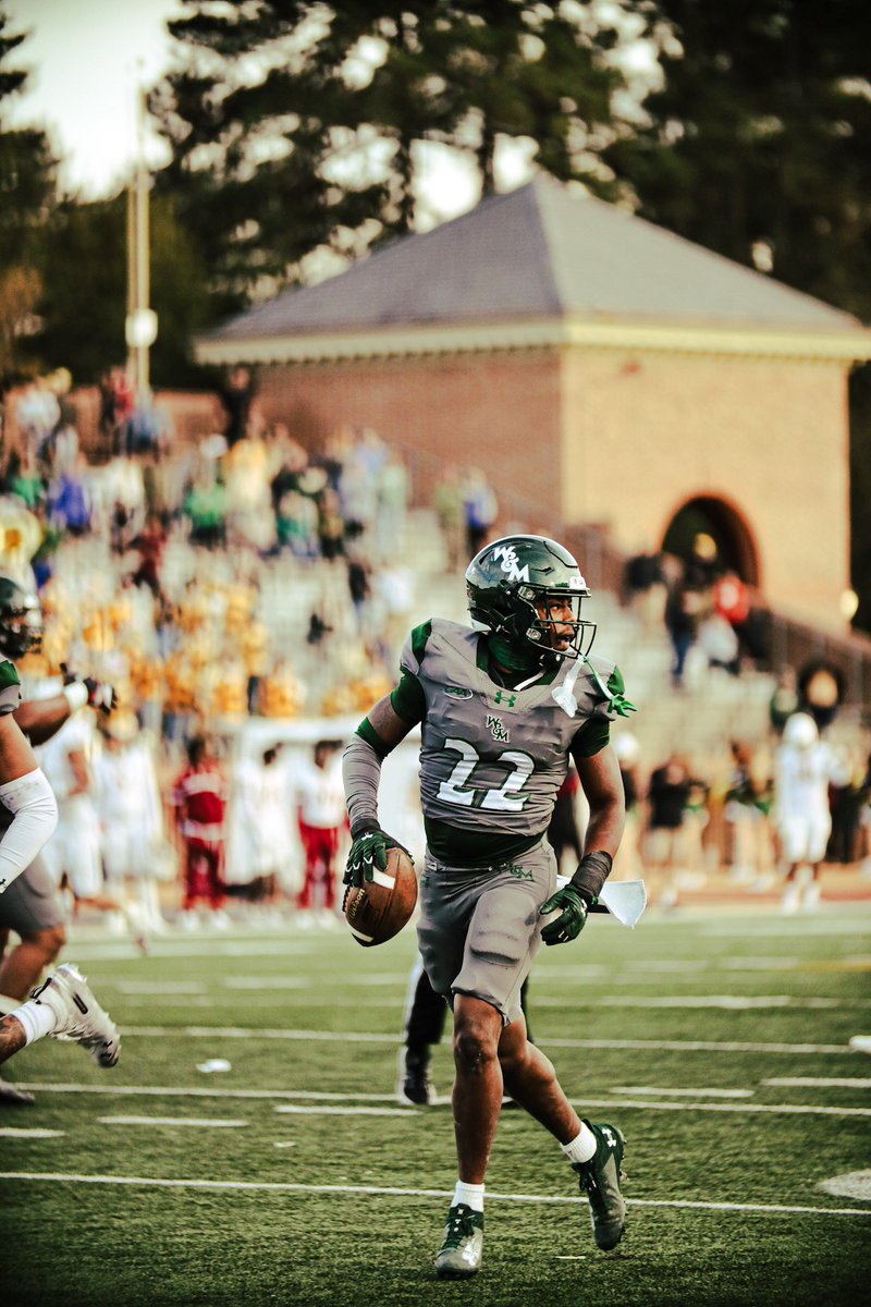 Good freashman year ready for more‼️
Season stats 
61 tackles 
2.5 tfl
1 int 
4 pbu
1 ff 
1 QBH