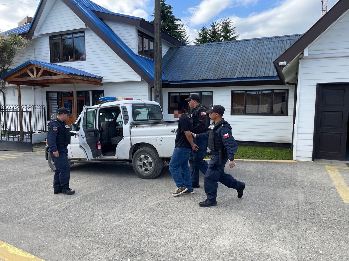 DGTM_Chile's tweet photo. La #PolicíaMarítima de la Capitanía de Puerto de #Castro detuvo a una persona durante control de identidad preventivo en borde costero de Castro, quien mantenía una orden de detención vigente.

#AutoridadMarítima 
@Armada_Chile https://t.co/zOx1hTSgGE