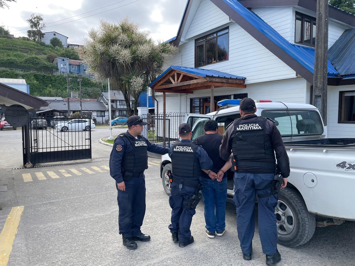DGTM_Chile's tweet photo. La #PolicíaMarítima de la Capitanía de Puerto de #Castro detuvo a una persona durante control de identidad preventivo en borde costero de Castro, quien mantenía una orden de detención vigente.

#AutoridadMarítima 
@Armada_Chile https://t.co/zOx1hTSgGE